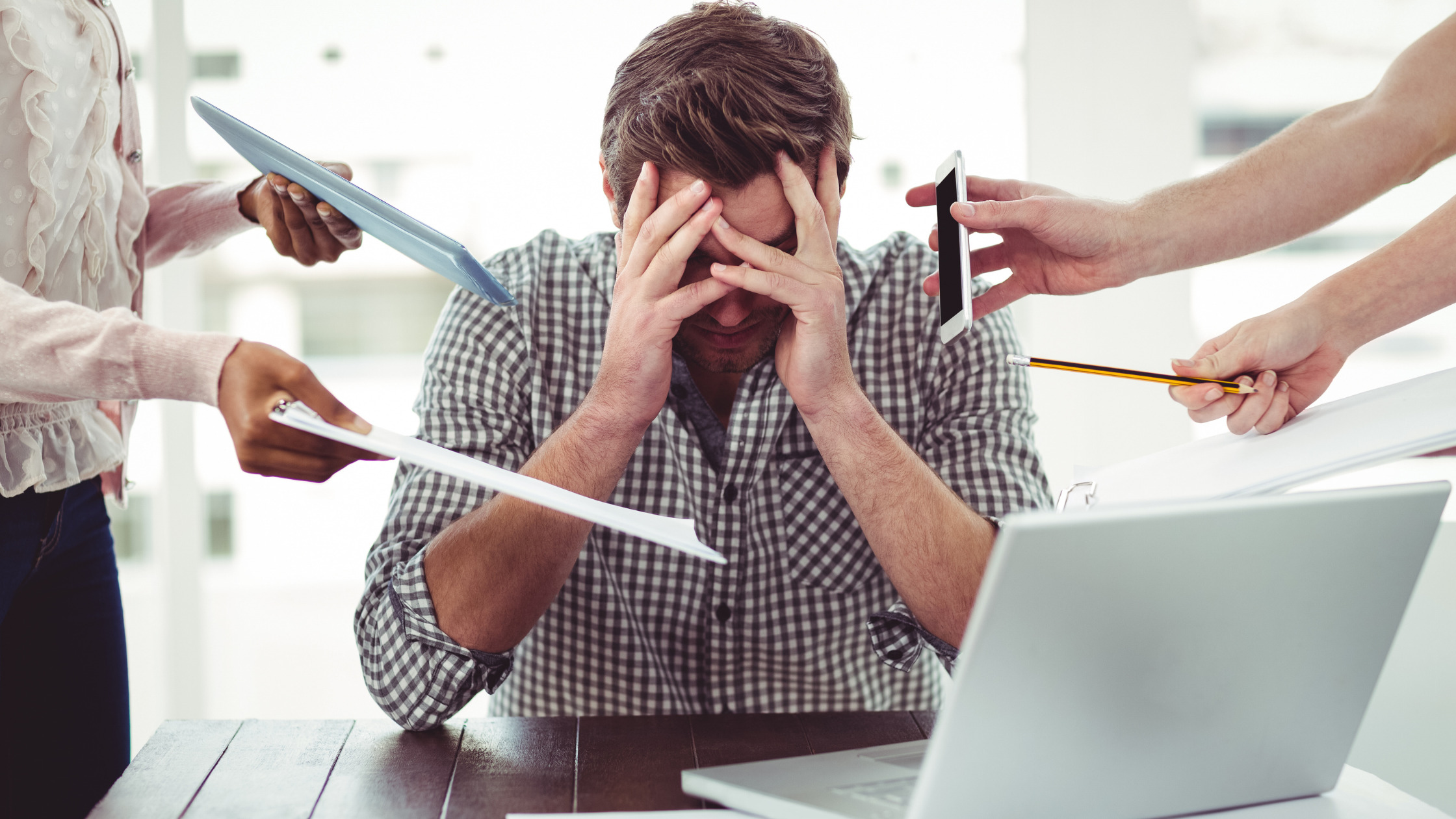 Cómo el estrés afecta tu rendimiento laboral y qué hacer al respecto
