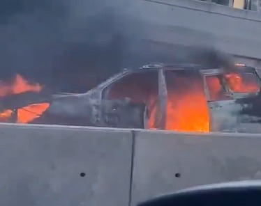 Incendio de camioneta en Monterrey provoca caos vial en la zona de Cumbres