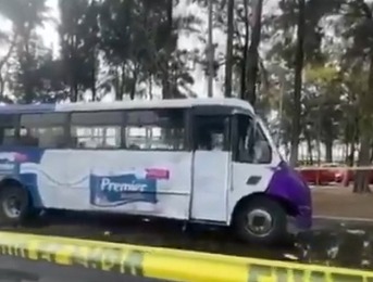 Hallan sin vida a conductor y acompañante en unidad del transporte público en Iztapalapa