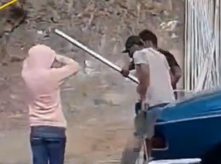 Volcadura de tráiler con carga metálica en Atlacomulco desata actos de rapiña
