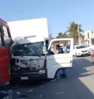 Accidente entre autobús y camión de carga en la zona hotelera de Cancún deja tres personas lesionadas