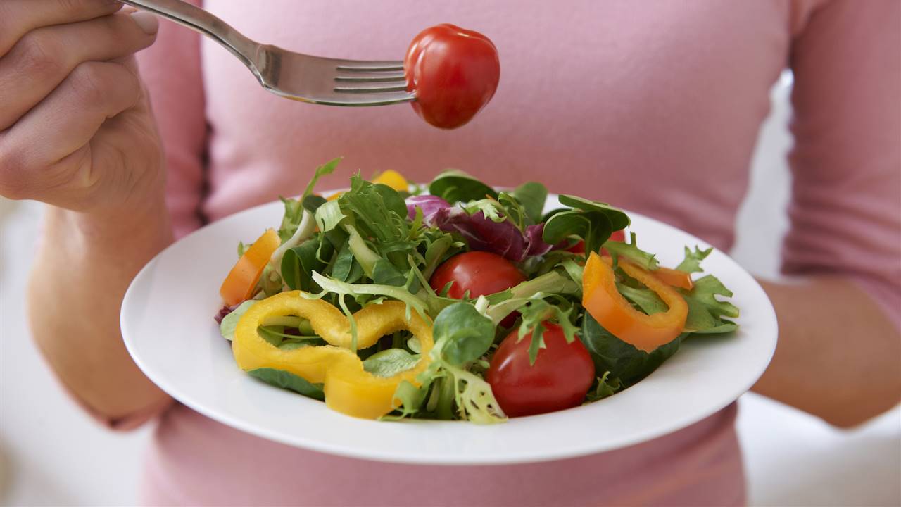 ¿Es malo comer solo ensalada? Lo que debes saber