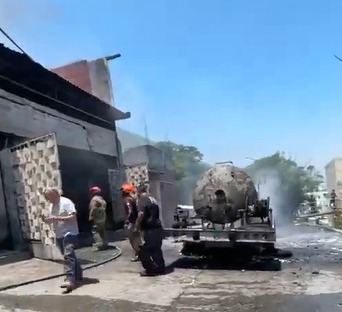 Incendio de pipa de gas LP moviliza cuerpos de emergencia en zona habitacional de Nuevo León