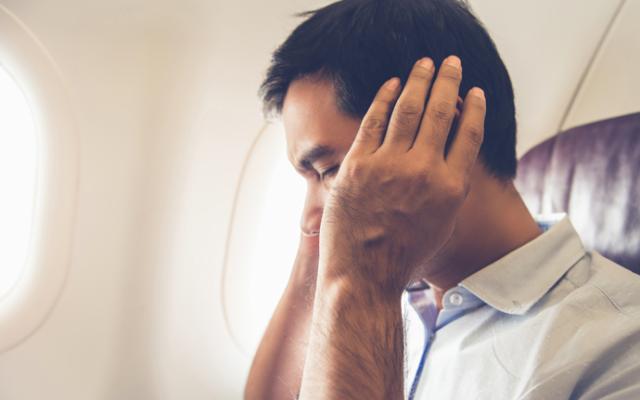 ¿Por qué estallan los oídos en el avión y cómo evitarlo?