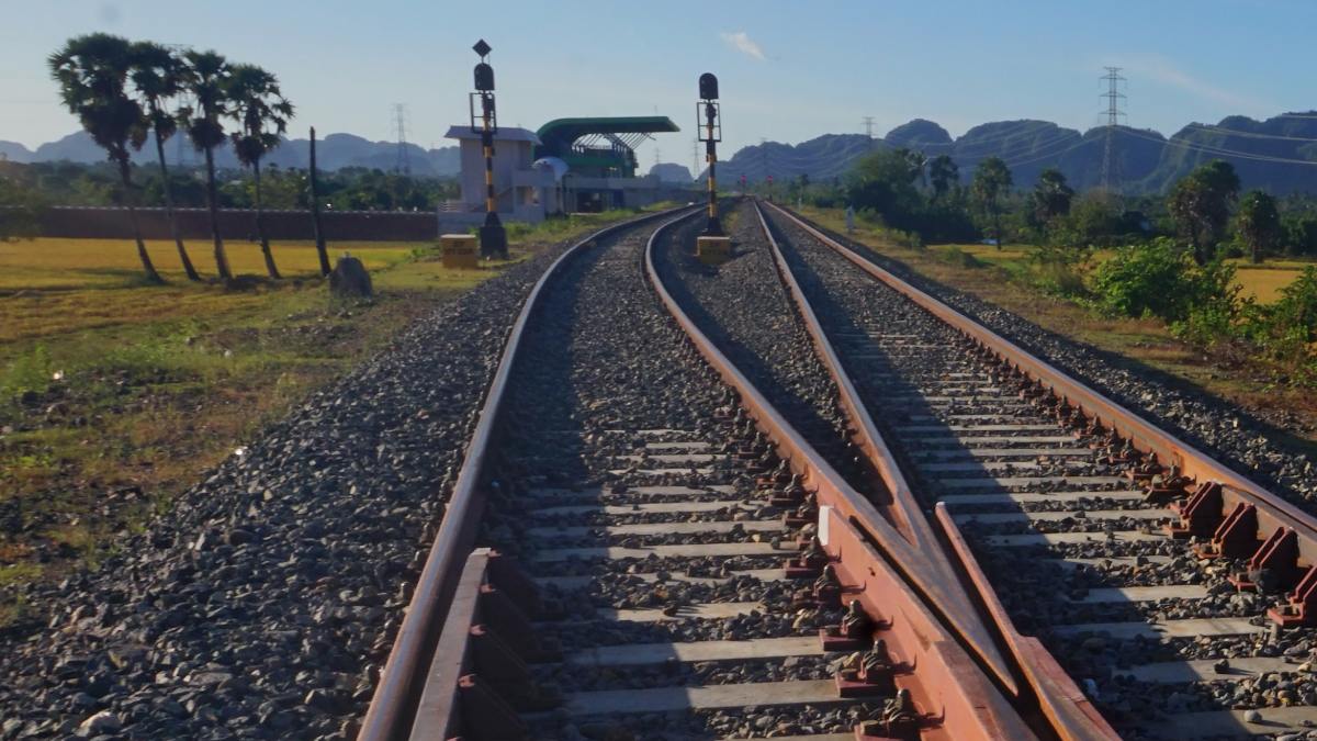 Hombre es arrollado por el tren en Toluca; logró sobrevivir gracias a rápida asistencia