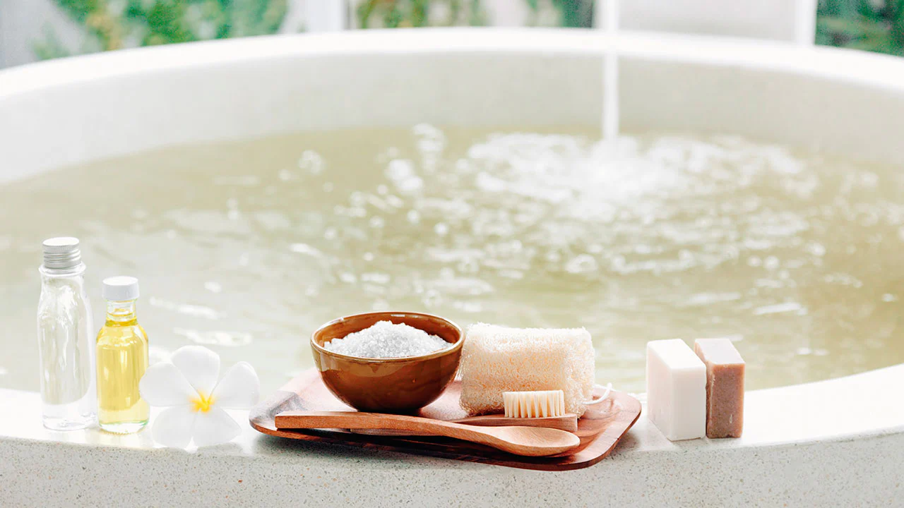 ¿Para qué sirve realmente la sal marina en el baño?