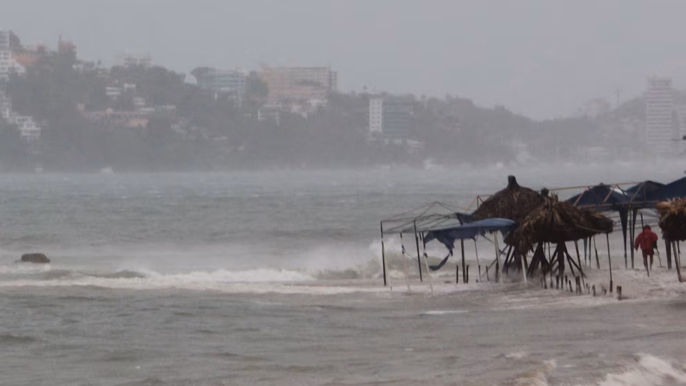 Huracán Erick alcanza categoría 4 y activa protocolos de emergencia en Acapulco