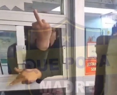 Conflicto en Oxxo de Puebla: Clientes agreden a empleado por venta de alcohol