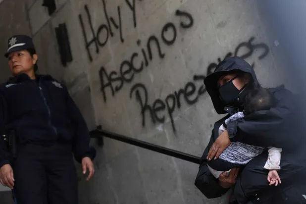 Mujeres exigen justicia en Segob por presunta violación cometida por policías